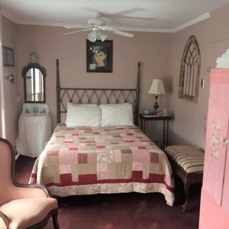 Bath Avenue House Bed & Breakfast